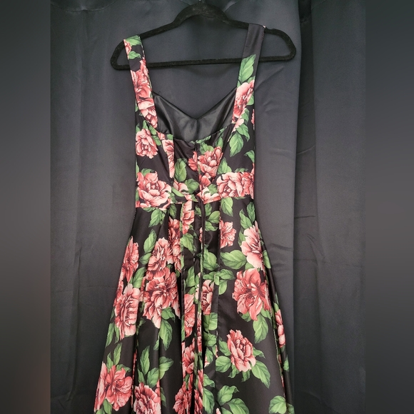 Floral Dress with a Slight 50s Vibe - Picture 2 of 4